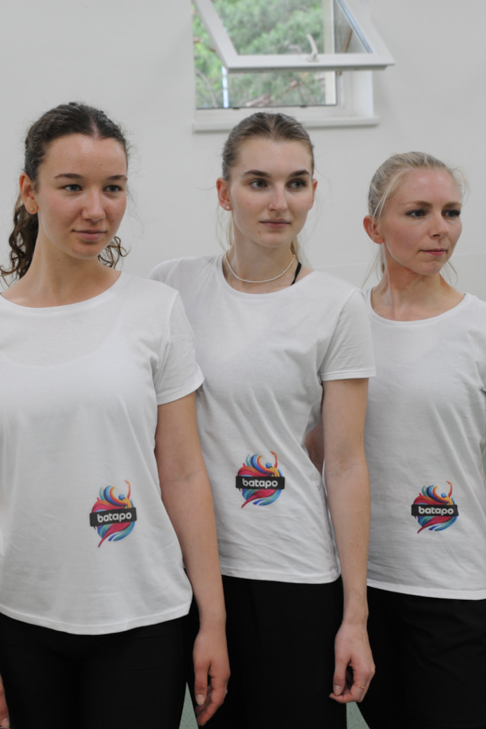 tři děčata batapo dance company pózují na focení
